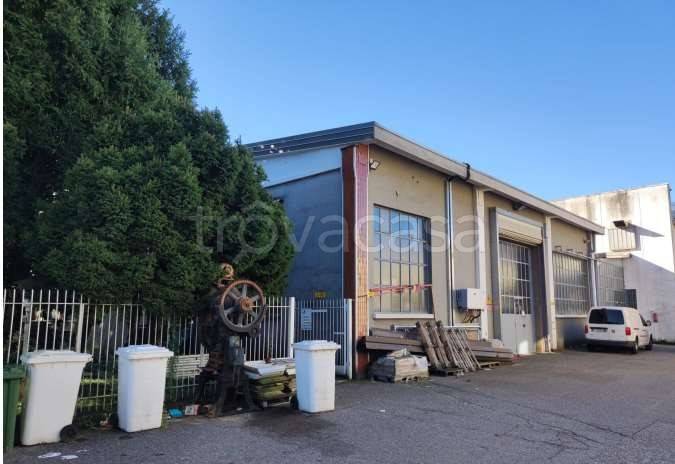 locale commerciale in vendita a Cassano Magnago