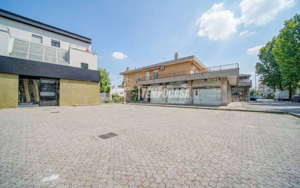 negozio in vendita a Cassano Magnago