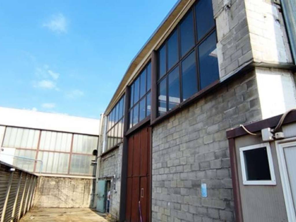 locale commerciale in vendita a Cassano Magnago