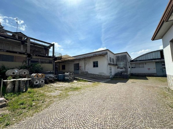locale commerciale in vendita a Cassano Magnago
