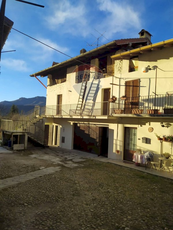 casa semindipendente in vendita a Cassano Valcuvia