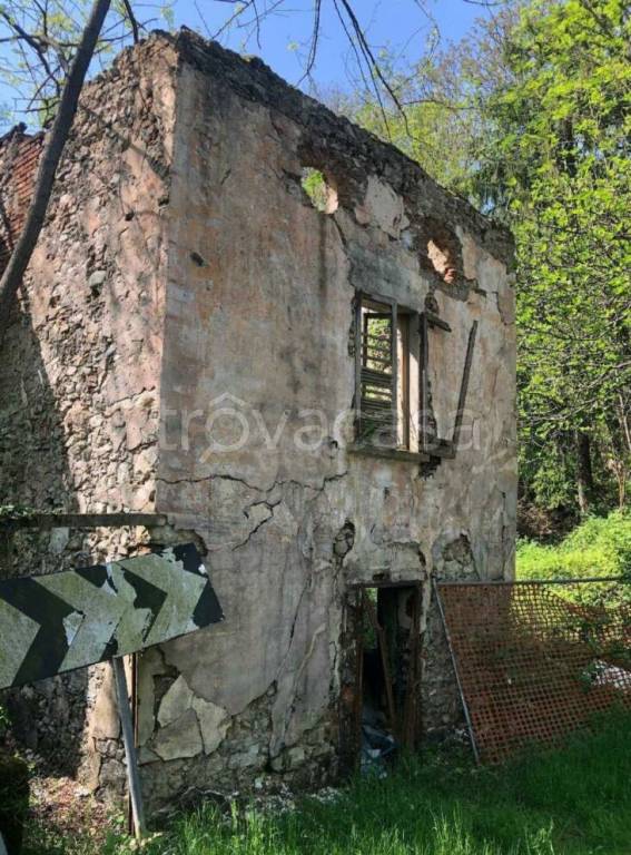 casa indipendente in vendita a Cassano Valcuvia in zona Via Provinciale