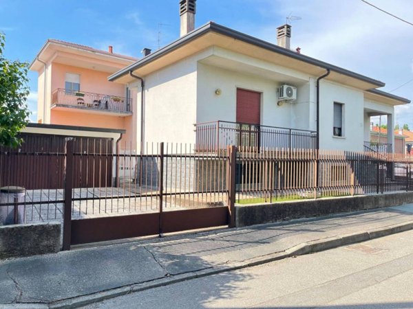 casa indipendente in vendita a Castellanza