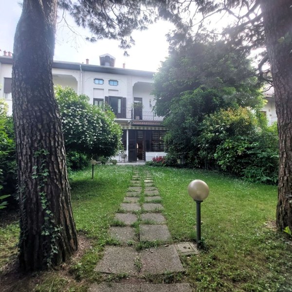 casa indipendente in vendita a Castellanza in zona Castegnate