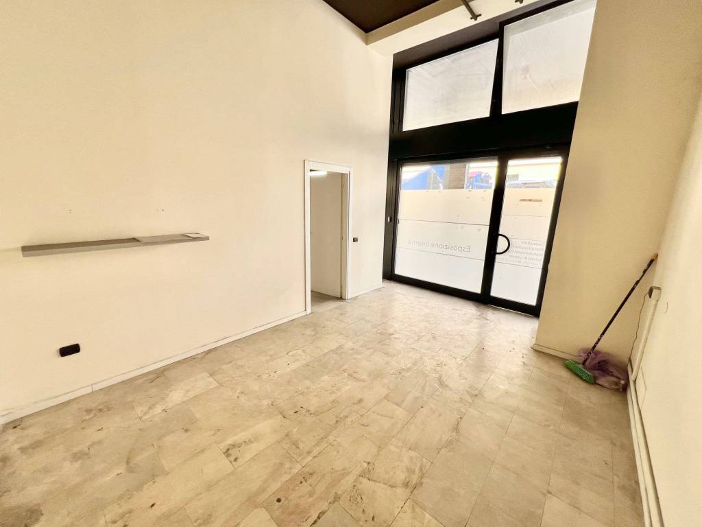 negozio in vendita a Castellanza