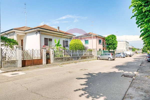 casa indipendente in vendita a Castellanza in zona Castegnate