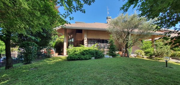 casa indipendente in vendita a Castellanza in zona Castegnate