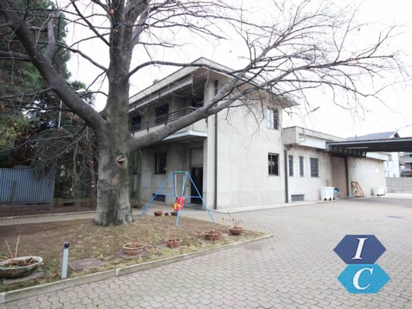 locale commerciale in vendita a Castellanza