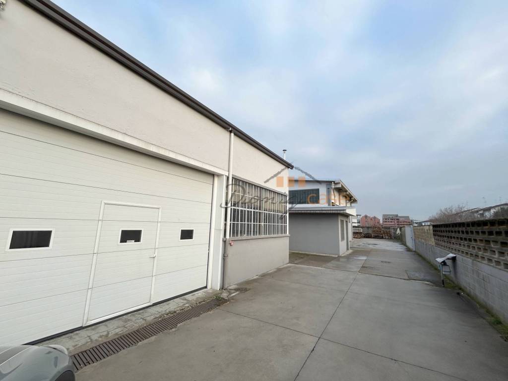 locale commerciale in vendita a Castellanza