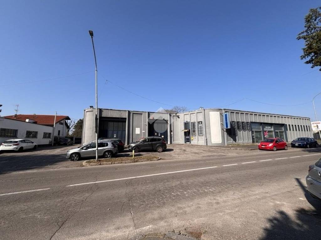locale commerciale in vendita a Castellanza