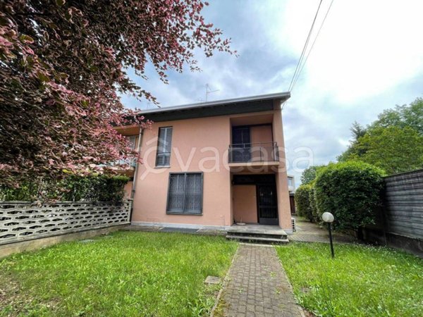 casa indipendente in vendita a Castellanza in zona Castegnate