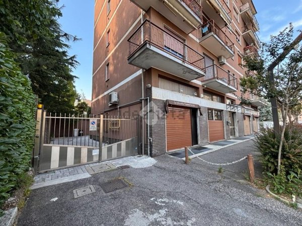 negozio in vendita a Castellanza in zona Castegnate