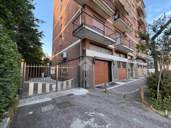 negozio in vendita a Castellanza in zona Castegnate