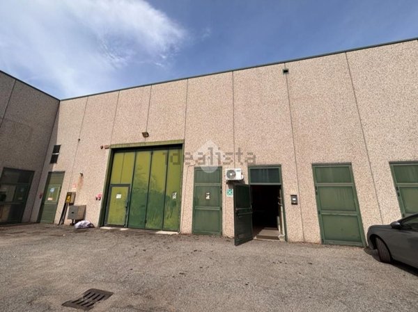 locale commerciale in vendita a Castellanza in zona Buon Gesù