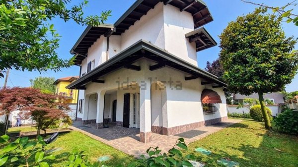 casa indipendente in vendita a Castellanza in zona Castegnate