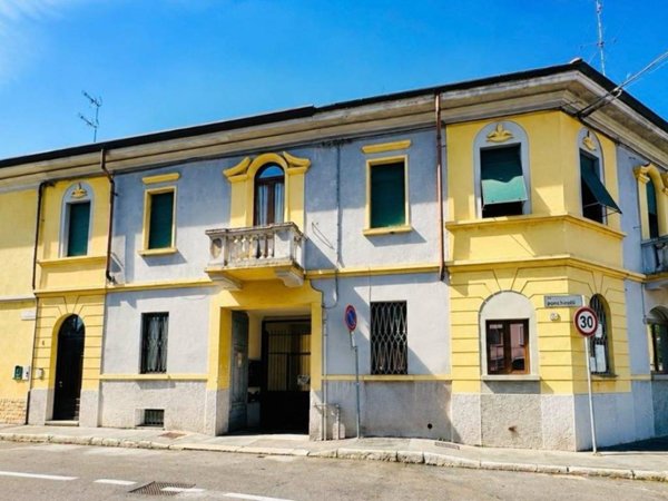 appartamento in vendita a Castellanza in zona Castegnate