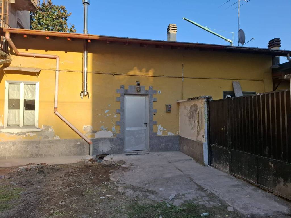 casa indipendente in vendita a Castellanza in zona Castegnate