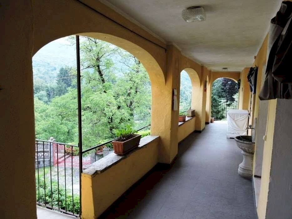 intera palazzina in vendita a Castello Cabiaglio