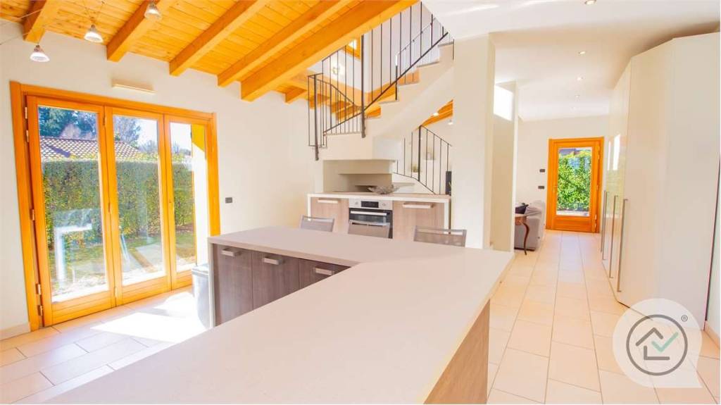 casa indipendente in vendita a Castello Cabiaglio