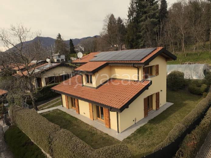 casa indipendente in vendita a Castello Cabiaglio