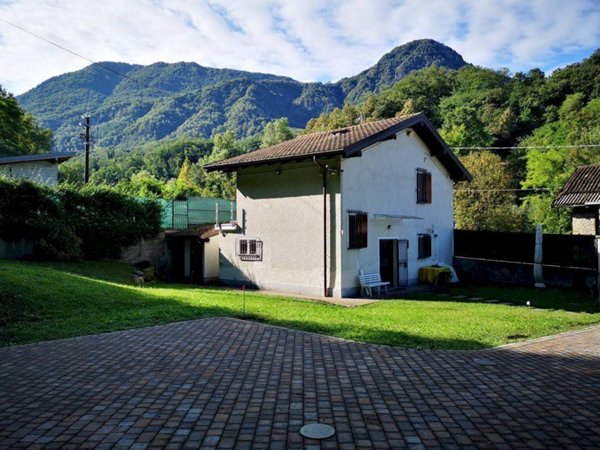 casa indipendente in vendita a Castelveccana