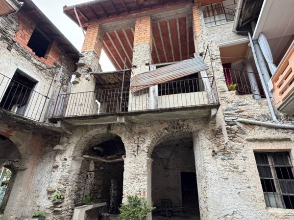 casale in vendita a Castelveccana in zona Castello