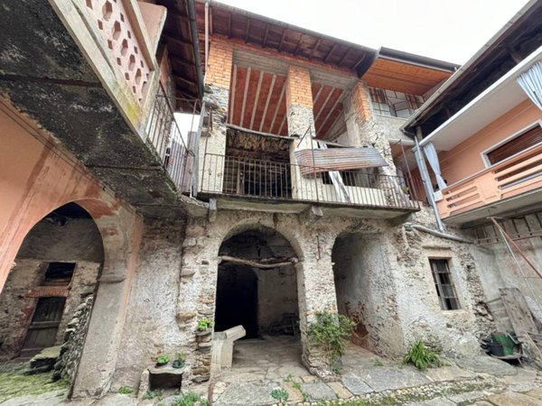 casale in vendita a Castelveccana in zona Castello