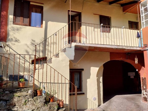 appartamento in vendita a Castelveccana in zona Sarigo
