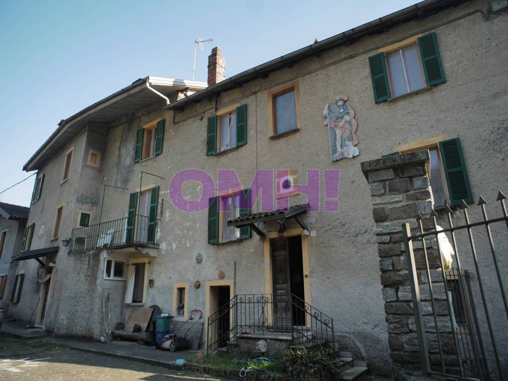 intera palazzina in vendita a Castelveccana in zona Castello