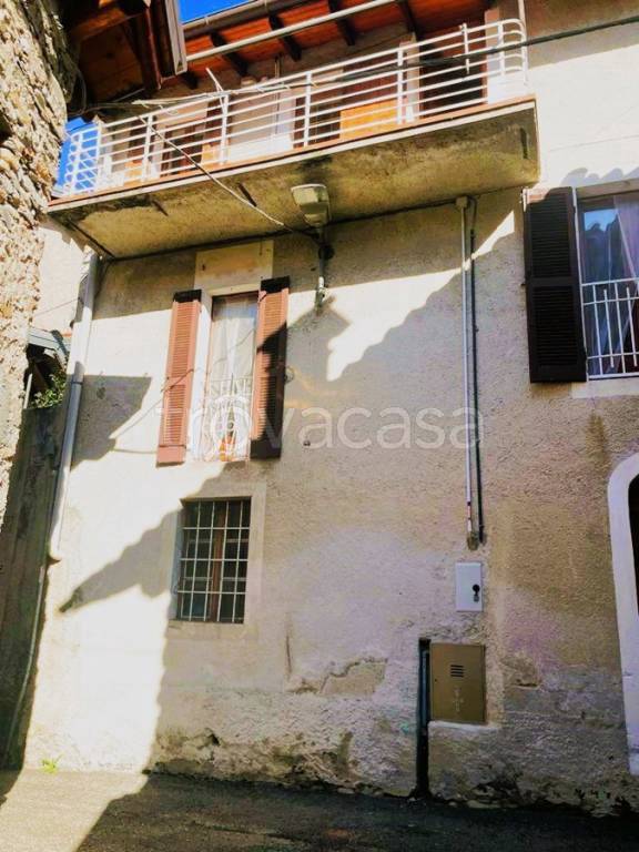 appartamento in vendita a Castelveccana in zona Castello