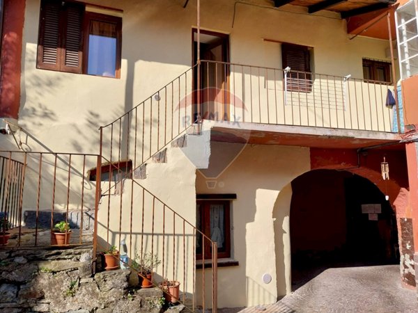 appartamento in vendita a Castelveccana in zona Sarigo