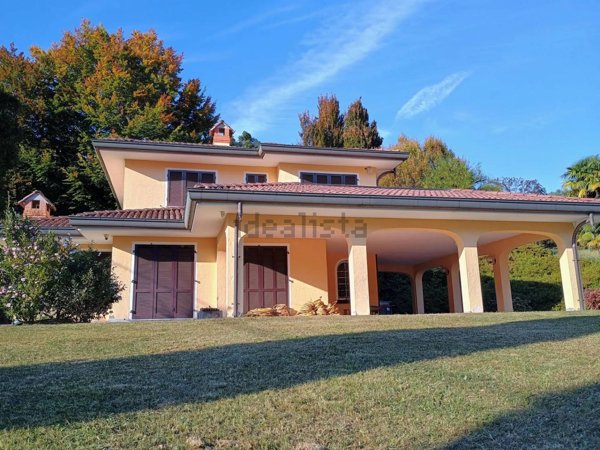 casa indipendente in vendita a Castelveccana