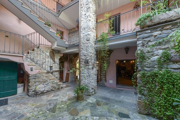 casa indipendente in vendita a Castelveccana in zona Sarigo