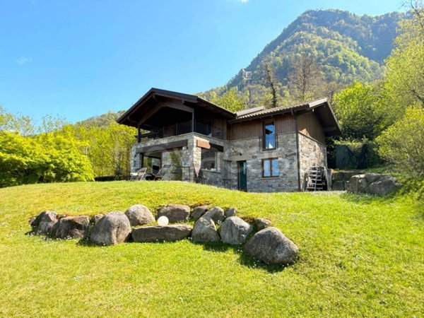 casa indipendente in vendita a Castelveccana in zona Caldé