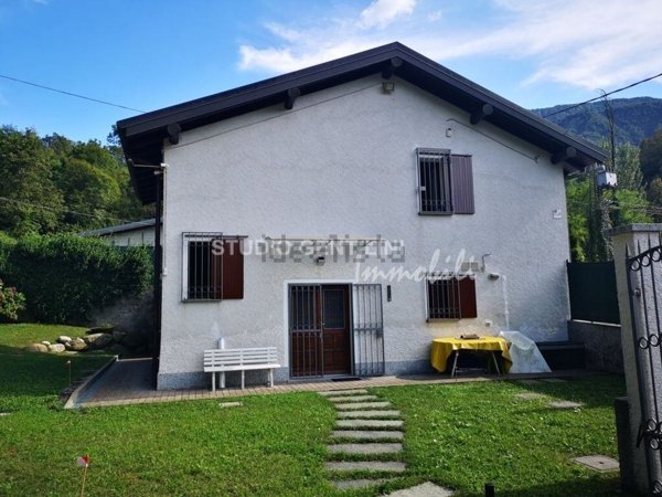 casa indipendente in vendita a Castelveccana