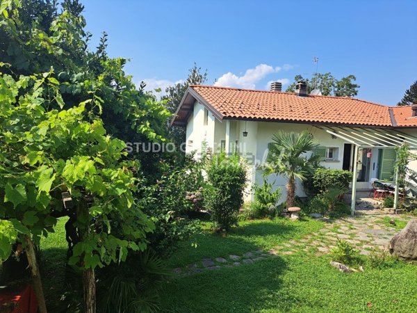 casa indipendente in vendita a Castelveccana in zona Sarigo