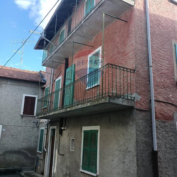 casa indipendente in vendita a Castelveccana