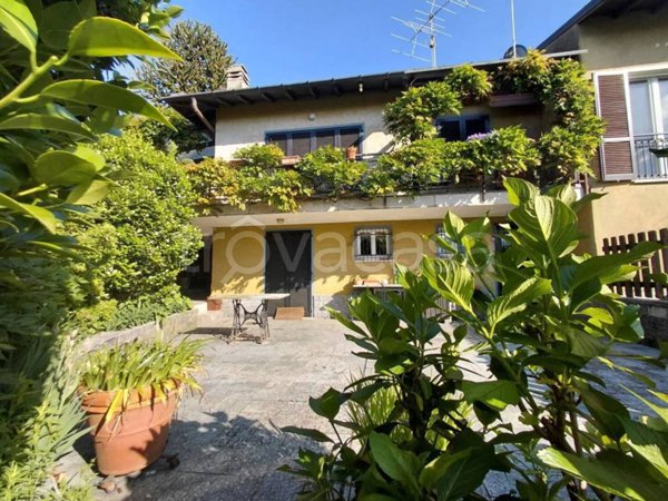 casa indipendente in vendita a Castelveccana in zona Sarigo