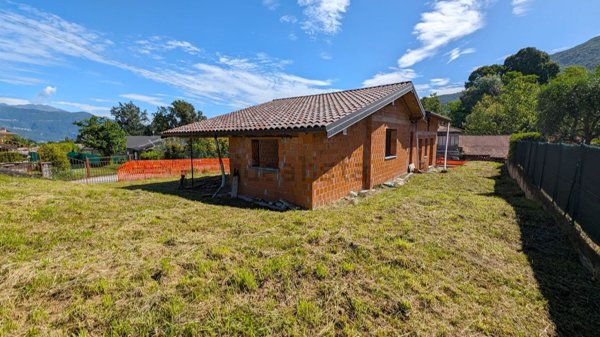 casa indipendente in vendita a Castelveccana