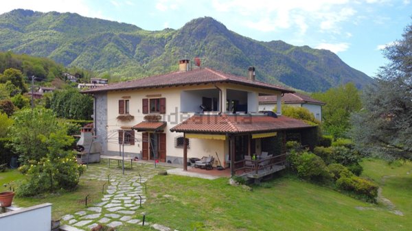 casa indipendente in vendita a Castelveccana