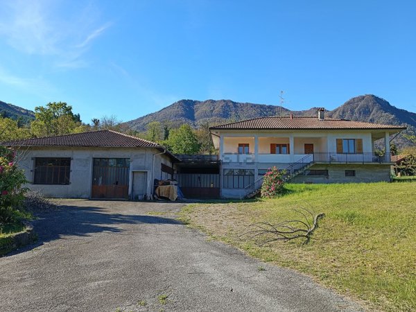 casa indipendente in vendita a Castelveccana