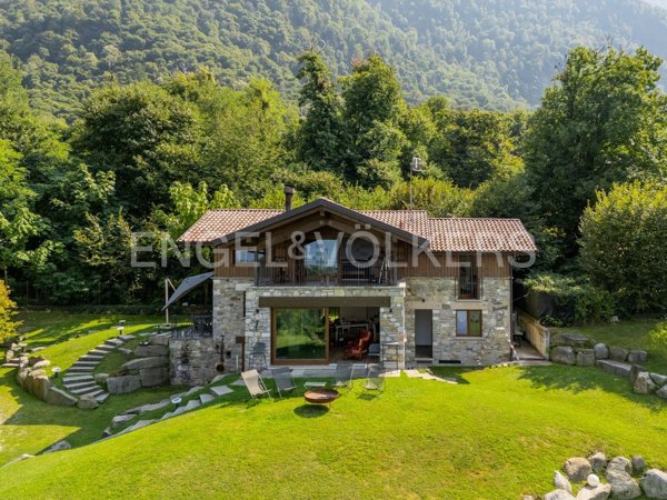 casa indipendente in vendita a Castelveccana