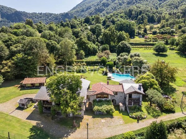 casa indipendente in vendita a Castelveccana in zona Pira