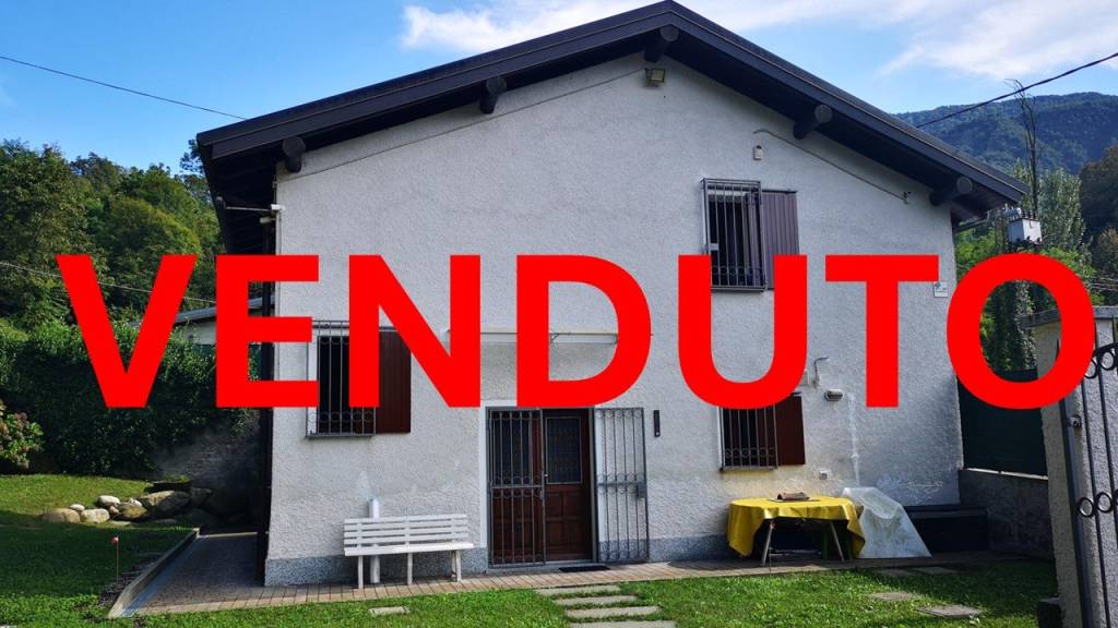 casa indipendente in vendita a Castelveccana