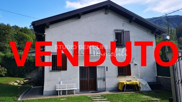 casa indipendente in vendita a Castelveccana in zona Nasca