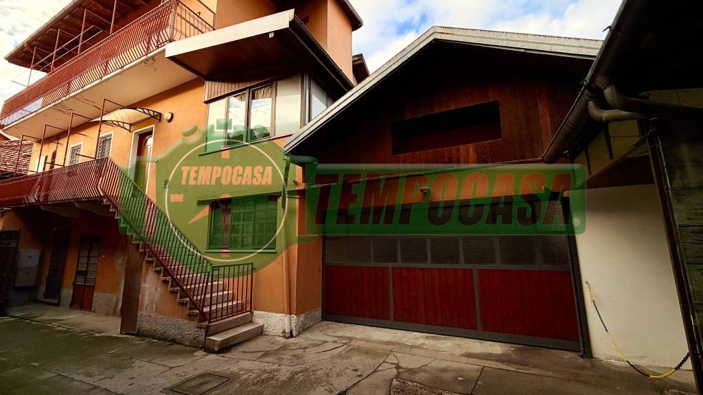 appartamento in vendita a Castelveccana in zona Castello