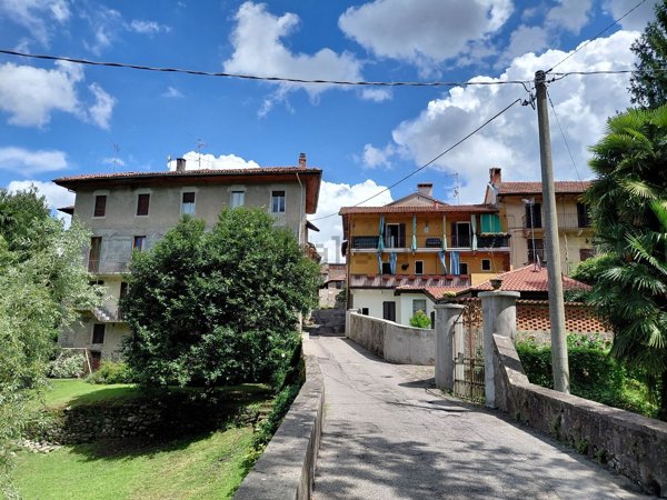 appartamento in vendita a Castelveccana in zona Sarigo