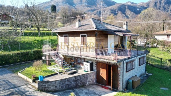 casa indipendente in vendita a Castelveccana in zona Sarigo