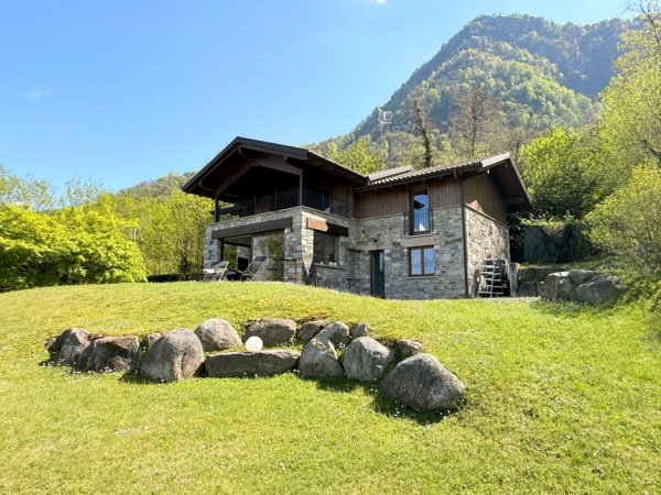casa indipendente in vendita a Castelveccana in zona Caldé