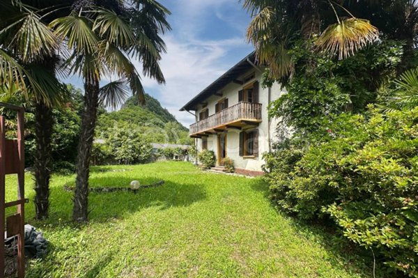 casa indipendente in vendita a Castelveccana in zona Castello